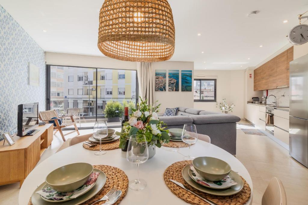 una cucina e un soggiorno con tavolo e sedie di São Luís Faro Apartment - Algarve a Faro