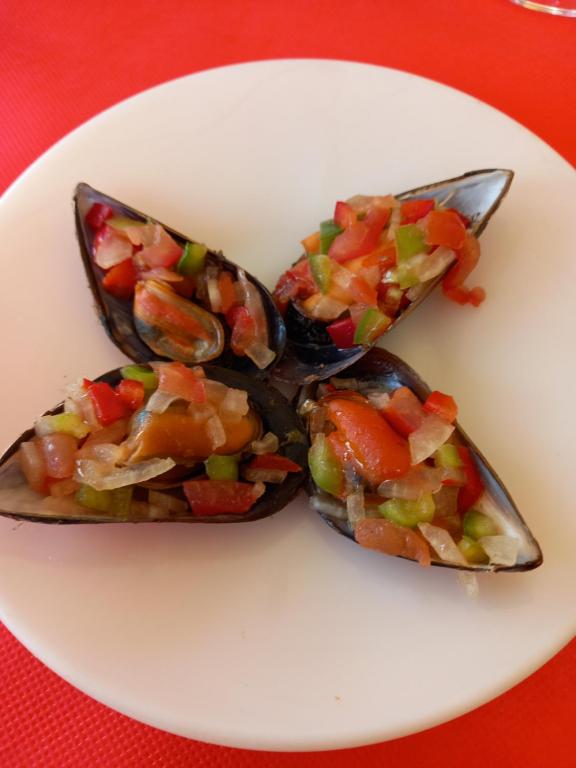 un plato blanco con tres alimentos. en Appartement La Casa Verde, en Llançà