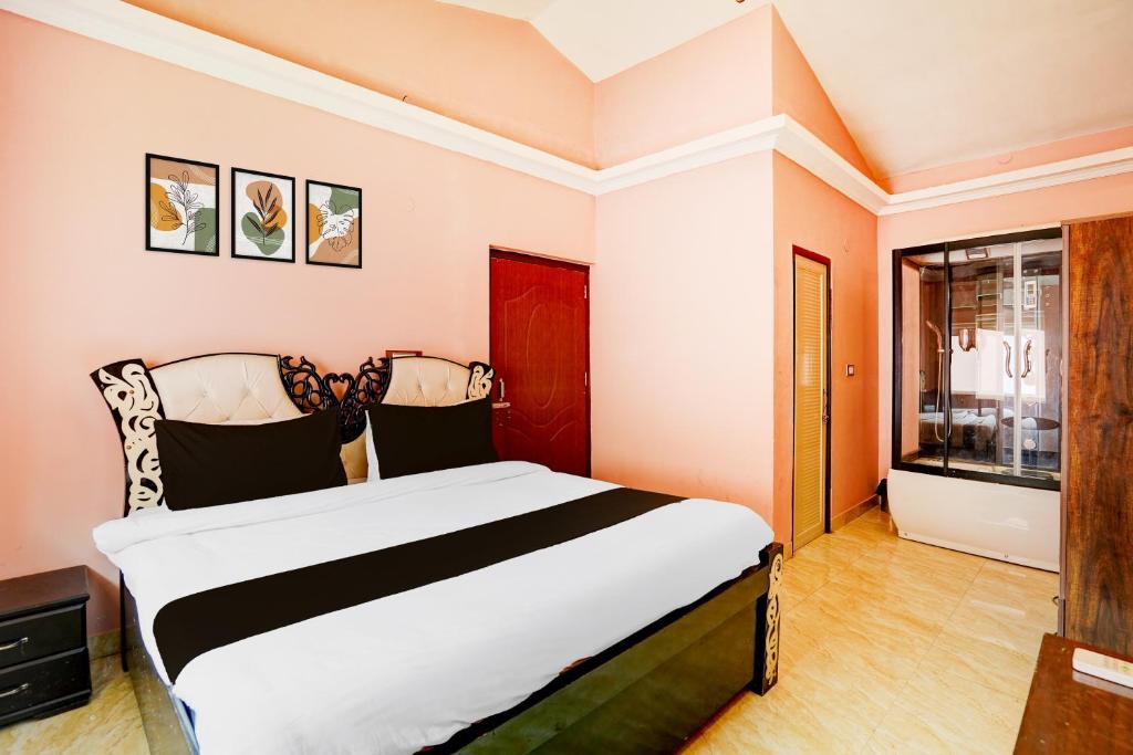 德拉敦Hotel O Amodam Resort的一间带大床和窗户的卧室