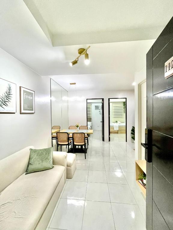 Χώρος καθιστικού στο Cozy 2BR for 6pax Families & Groups, Wi-Fi, Budget Stay near IT Park Cebu- Unit Vinn by GERRA
