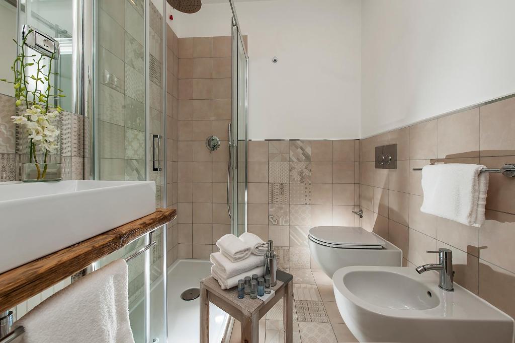 Colosseum Corner - 15