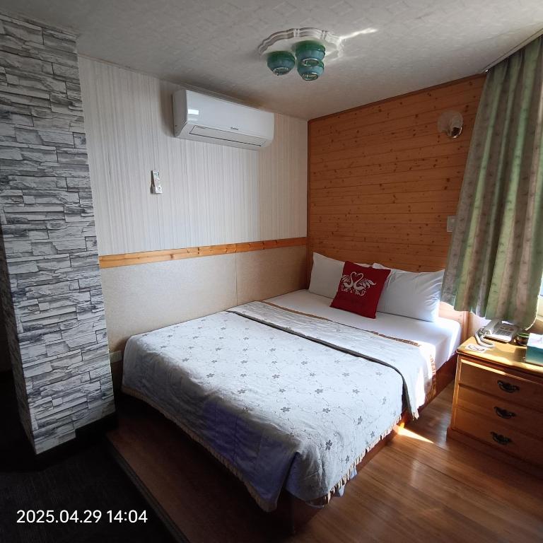 Postel nebo postele na pokoji v ubytování 鑽石大旅社