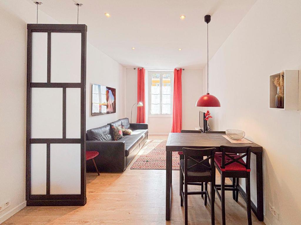 a living room with a table and a couch at Stalingrad - Wifi, AC, 4pers in Nice