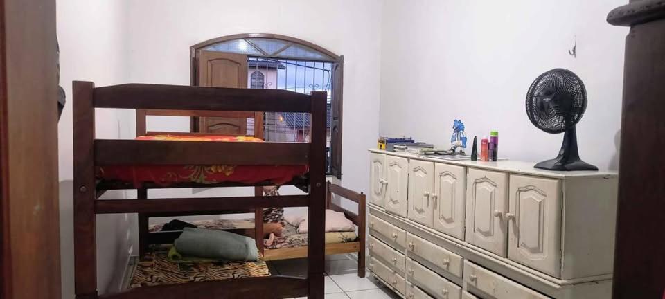 1 dormitorio con litera y vestidor en Casa da Família Nascimento, en Ananindeua