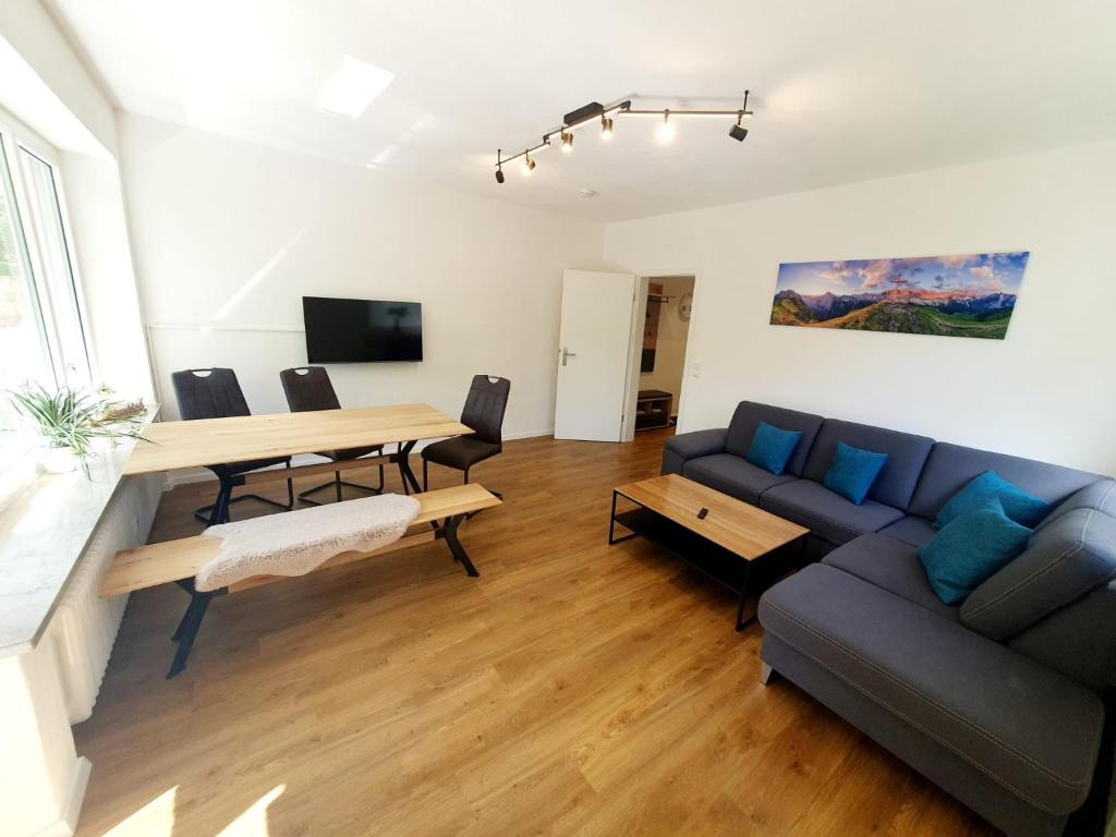 una sala de estar con un sofá y una mesa en Gemütliche Wohnung in Garmisch nahe Kreuzeck, en Garmisch-Partenkirchen
