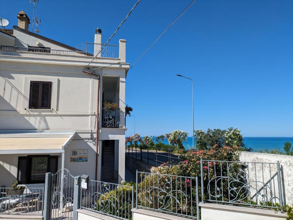 Γενική θέα στη θάλασσα ή θέα στη θάλασσα από  αυτό το bed & breakfast