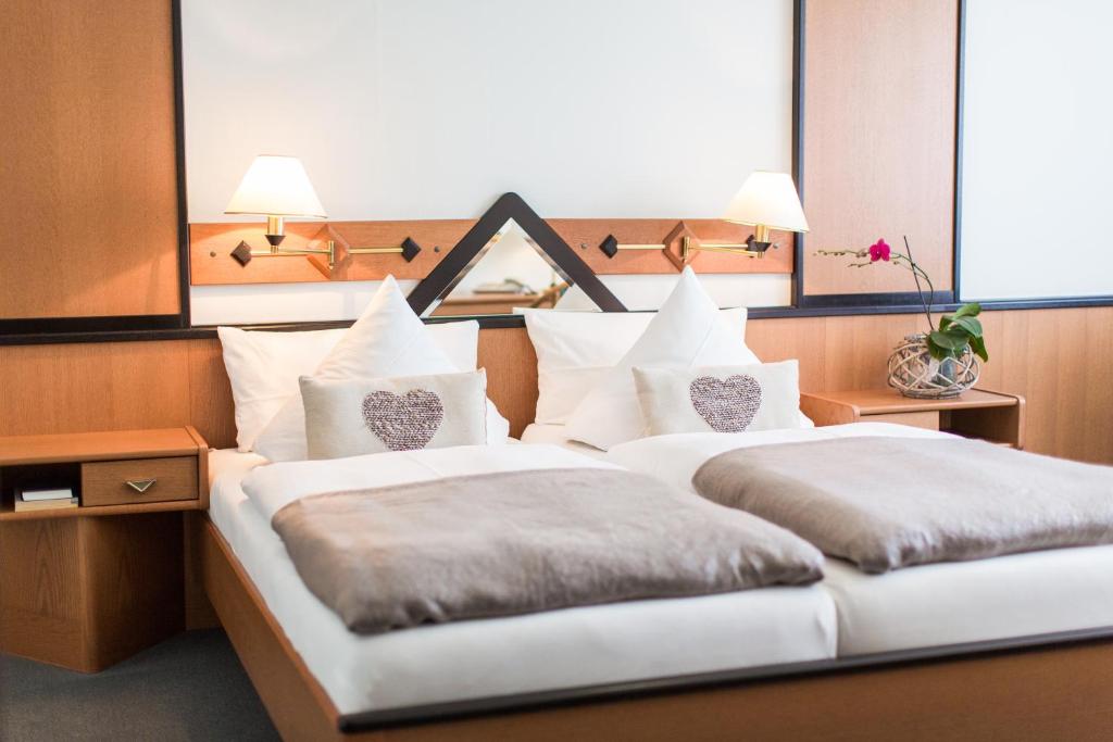 Postel nebo postele na pokoji v ubytování Hotel Kristall