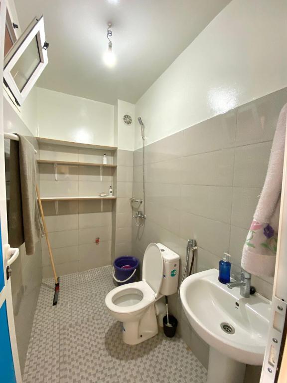 a bathroom with a white toilet and a sink at Dar el baraka in Ras El Ma