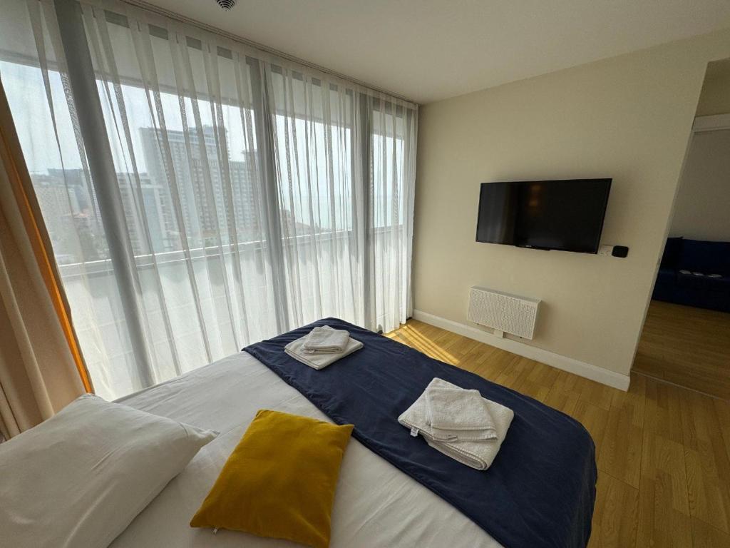 Ένα ή περισσότερα κρεβάτια σε δωμάτιο στο Orbi city C block Panorama 3bedroom