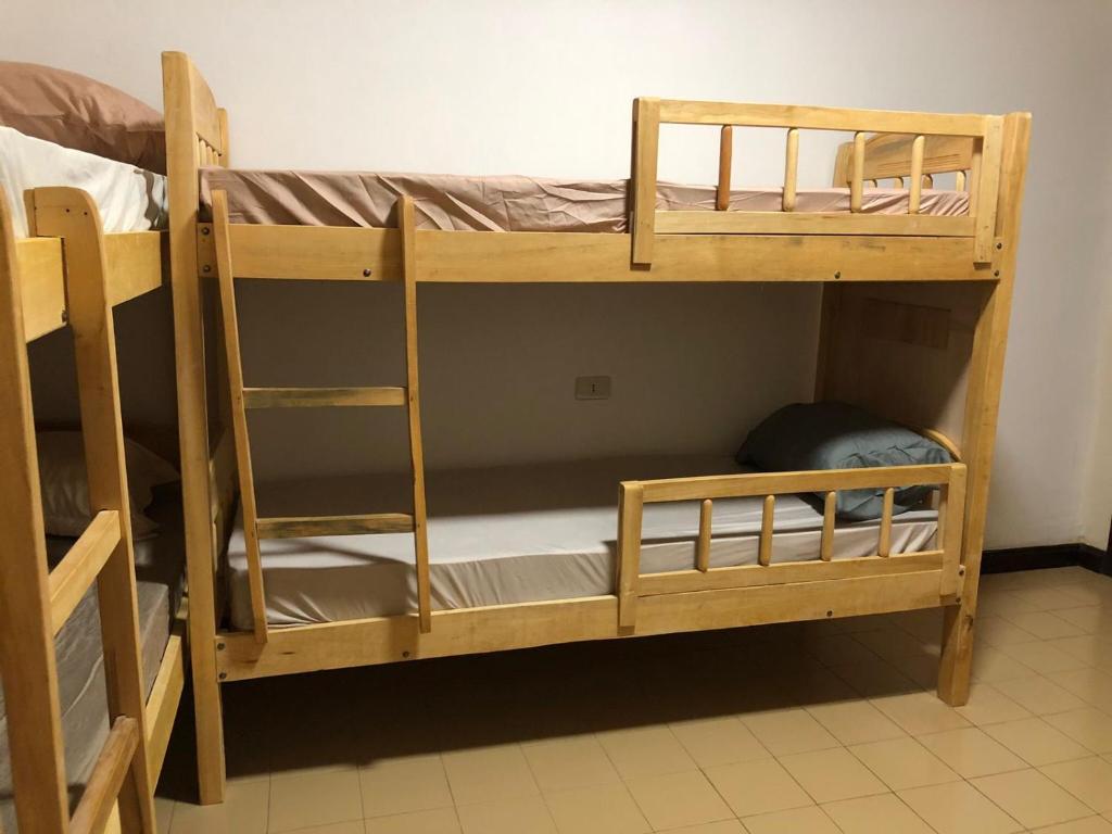 Letto o letti a castello in una camera di Frida Hostel