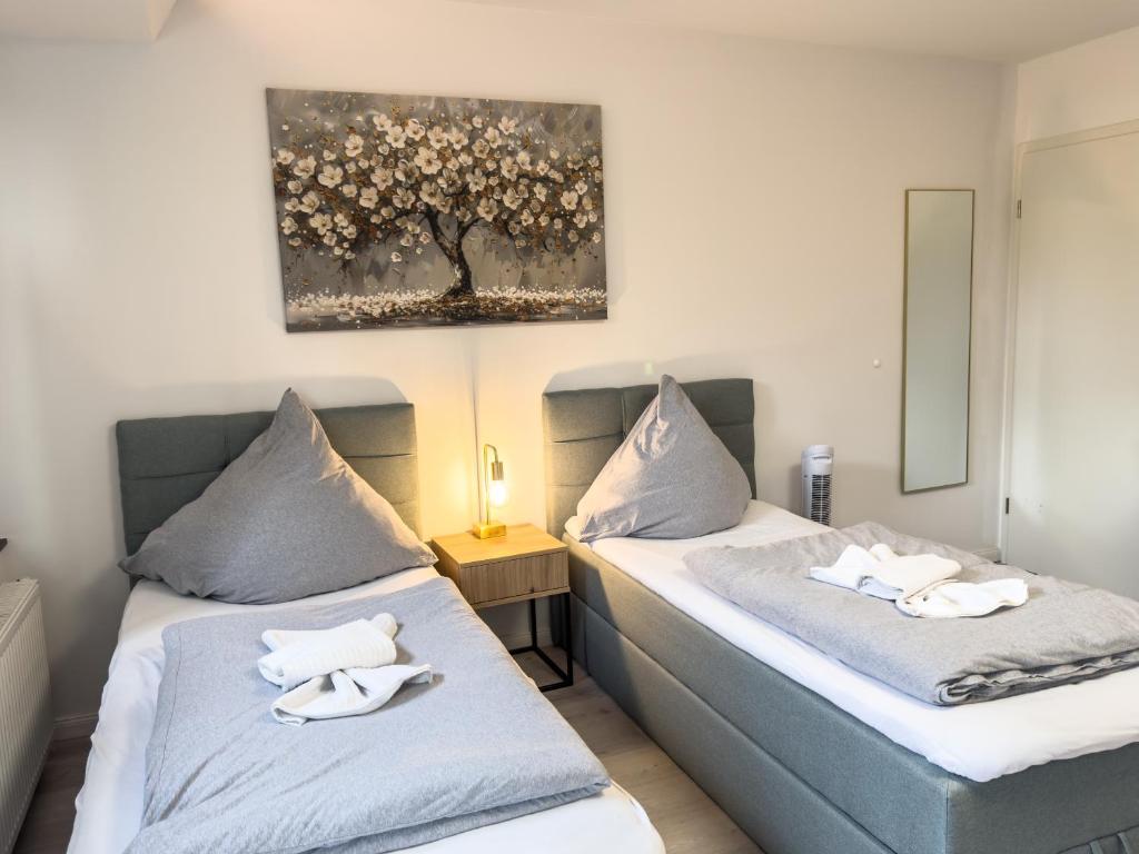 deux lits dans une chambre avec des serviettes dessus dans l'établissement Apartment für 4 Gäste mit Parkplätzen und Lift, à Hanovre