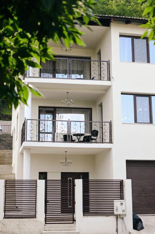 a building with a balcony with a table on it at Flori House in Deva