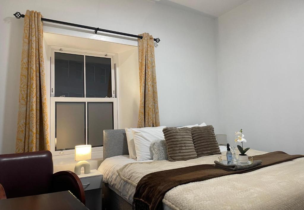 EdenderryにあるBudget Roomsのベッドと窓のある寝室