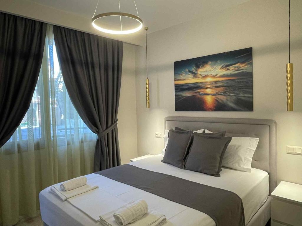 a bedroom with a large bed and a window at La casa de verano in Skala Sotiros