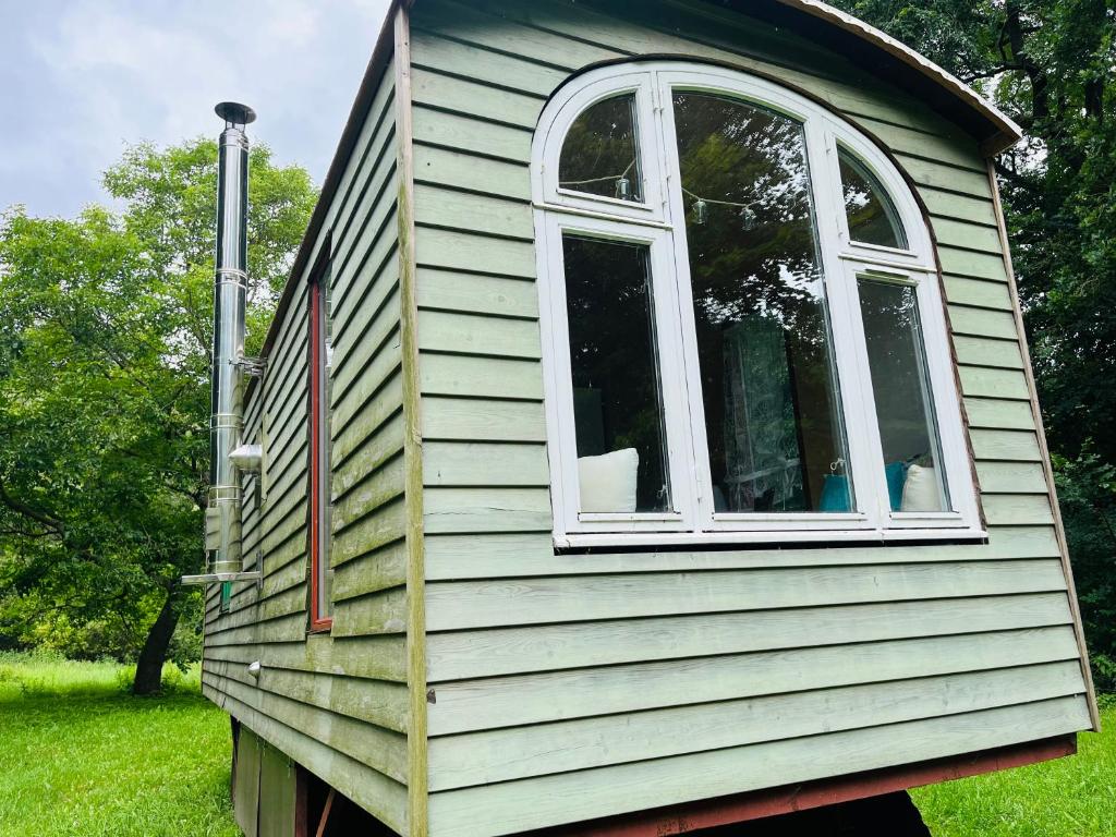 a window on the side of a tiny house at HAEVN Bauwagen Marienfliess in Meyenburg