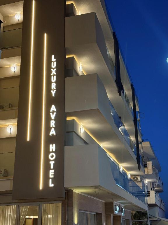 佩雷亚阿夫拉酒店的带有酒店标志的建筑