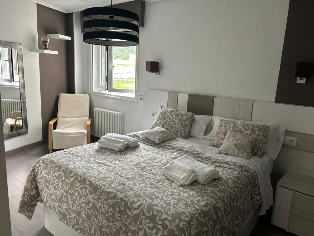 ein Schlafzimmer mit einem Bett mit zwei Handtüchern darauf in der Unterkunft Apartamento en Cedeira in Cedeira