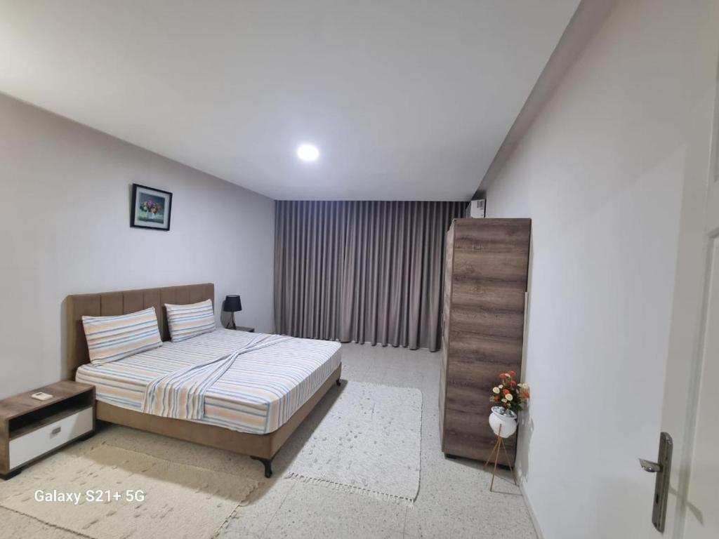 een slaapkamer met een bed in een kamer bij chez-moi sfax in Sfax