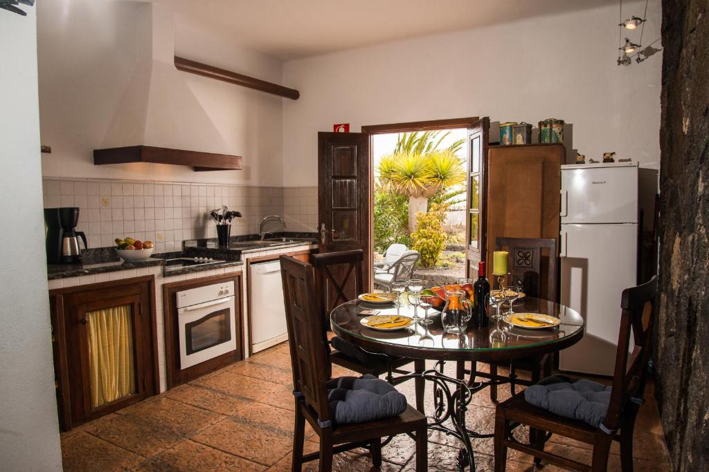 Kuchyň nebo kuchyňský kout v ubytování Casa Rural Finca Isabel