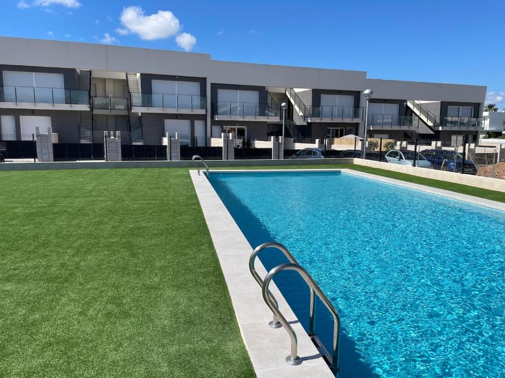 een groot zwembad voor een gebouw bij Casa Familiar in Puerto Marino