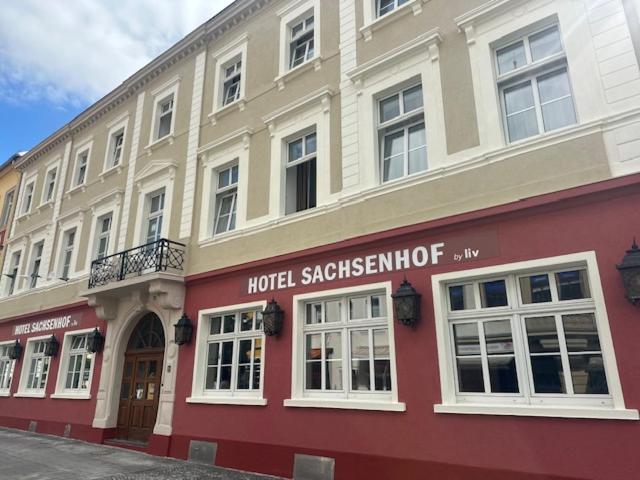 Un hotel sigwegianoit está en el lateral de un edificio. en Hotel Sachsenhof, en Riesa