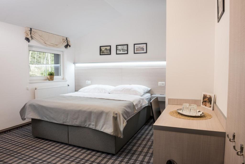 Postel nebo postele na pokoji v ubytování Horský Hotel Dobrá Chata