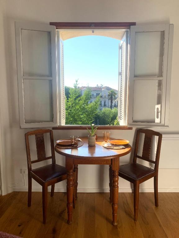 Vintage Apartment - Train Station & Comédie