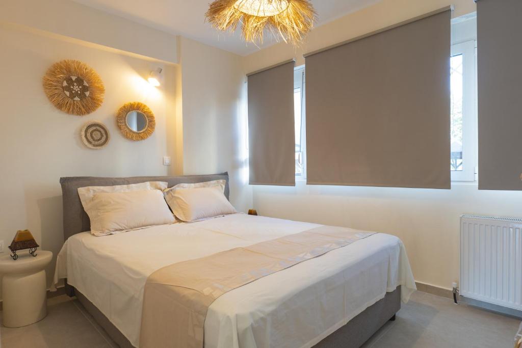 a bedroom with a bed and a chandelier at Playa Su in Perea