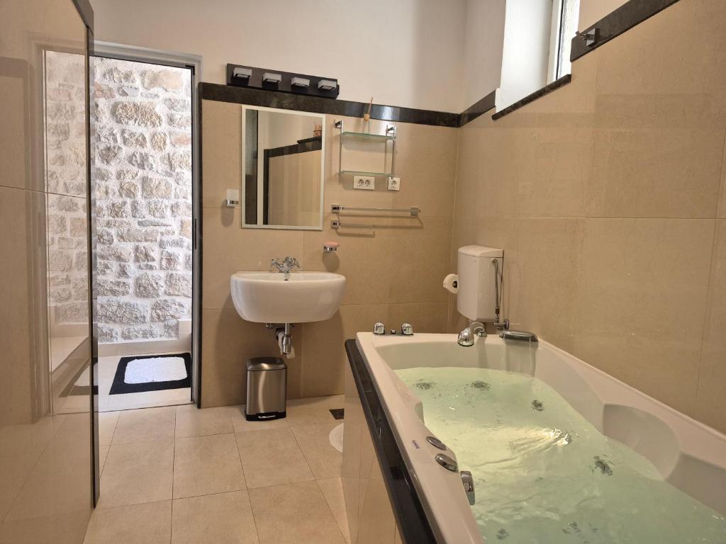 Ένα μπάνιο στο Saint James Apartment