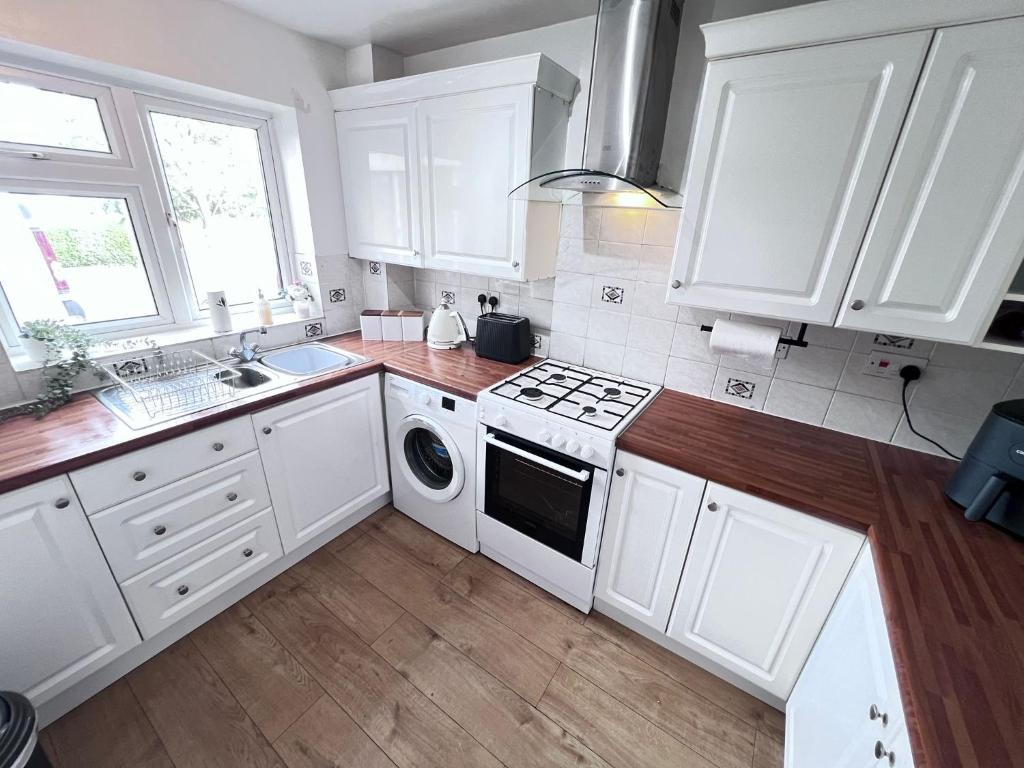 Dapur atau dapur kecil di 4 BR Maidstone Spacious House -Drive Parking sleeps 7
