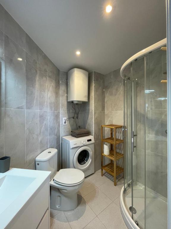 ein Badezimmer mit Toilette und Waschmaschine in der Unterkunft Sunrise in Calpe