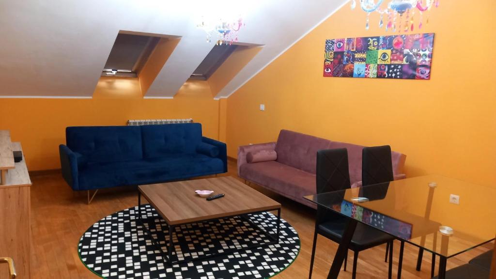 una sala de estar con un sofá y una mesa en Cangas Alameda, en Cangas de Onís