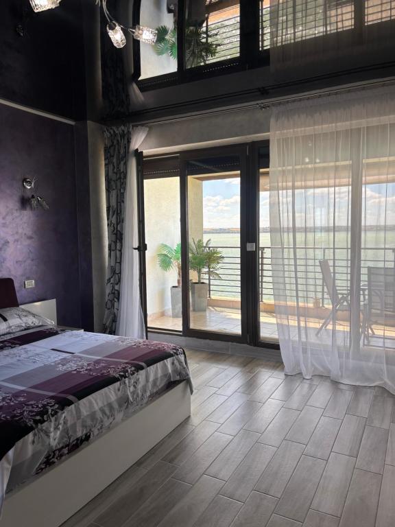 Postel nebo postele na pokoji v ubytování Mamaia Lake Deluxe