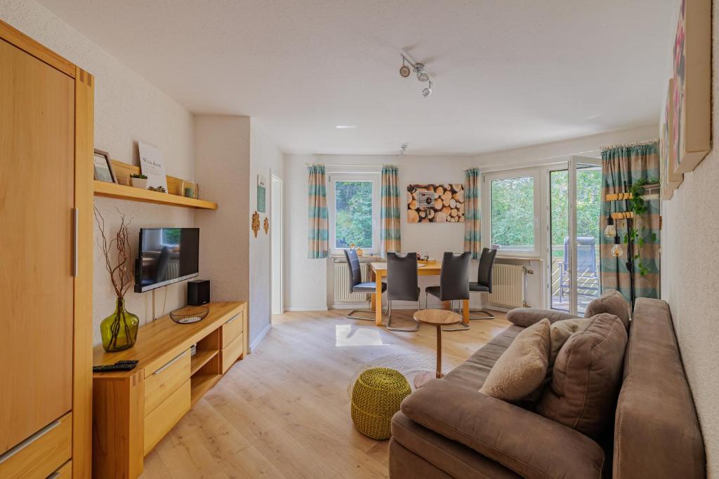 TV a/nebo společenská místnost v ubytování Ferienwohnung s´Bächle mit Balkon am Bach - Mein SWH