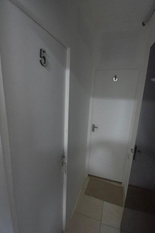 Central Abu Dhabi Private Room - Resim 7