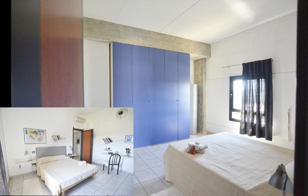 ein Wohnzimmer mit einem Bett und einem Sofa in der Unterkunft Casa Vacanza Viale Arbatax in Tortolì