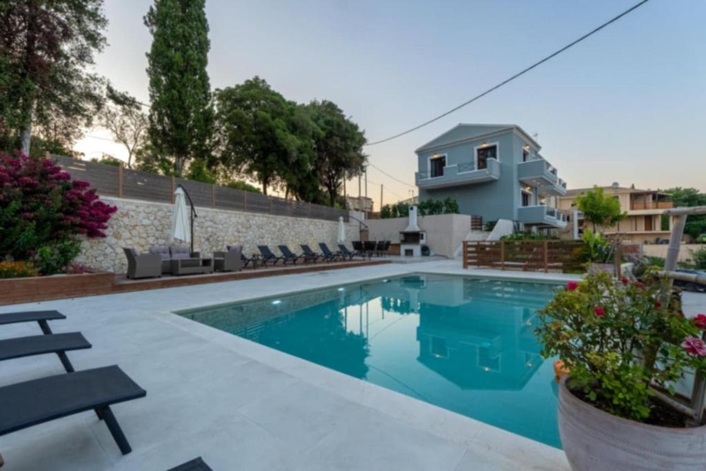 ein Swimmingpool vor einem Haus in der Unterkunft Melina Suite Corfu in Kanálion