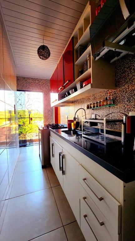 a kitchen with a sink and a counter top at Cantinho do Pequeno Arthur in Lençóis