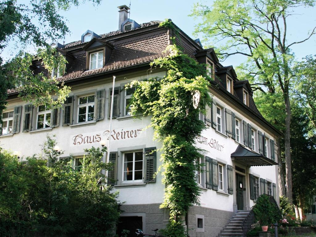 a building with ivy on the side of it at Brauereigasthof Reiner in Lochau