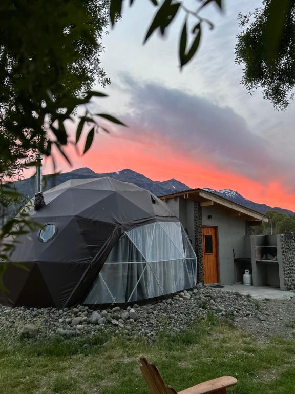 Το κτήριο όπου στεγάζεται  το κάμπινγκ