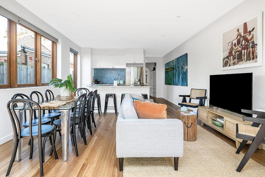 Μια τηλεόραση ή/και κέντρο ψυχαγωγίας στο Artscape - Luxurious Bondi Beach Family Villa!