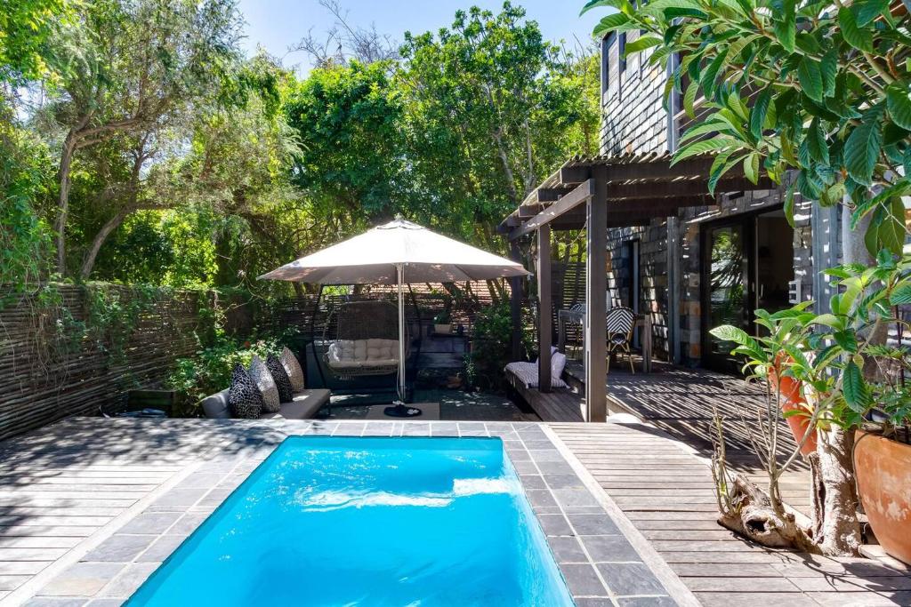 Πισίνα στο ή κοντά στο Sweet Greta - Garden Apartment With Solar Power