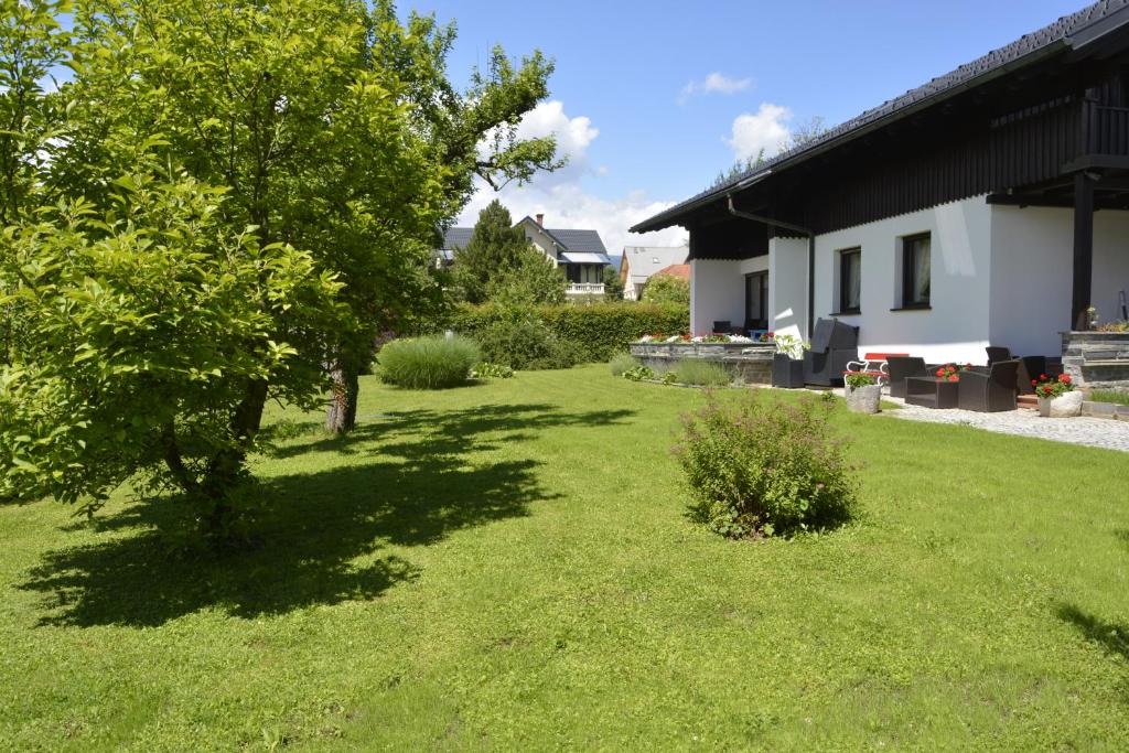 un patio con un árbol y una casa en Vila Laura en Bled