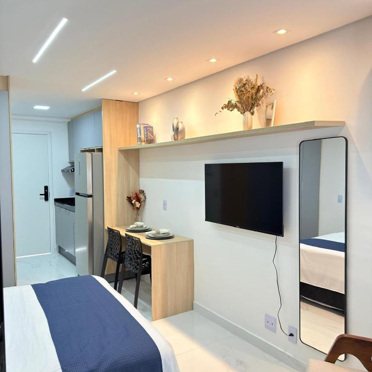 pokój hotelowy z łóżkiem i telewizorem z płaskim ekranem w obiekcie 103NV Studio Liberdade SP 300 m Estação Liberdade acomoda ate 03 pessoas w São Paulo