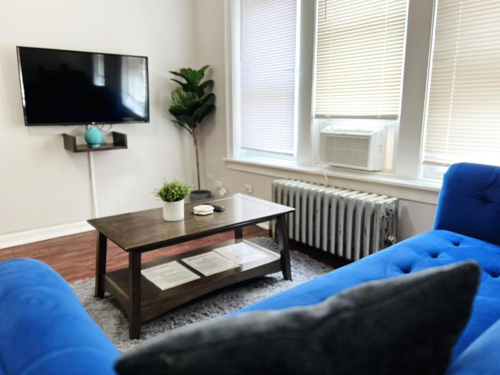 TV a/nebo společenská místnost v ubytování Sunlit Studio with City Charm - Lunt studio rep