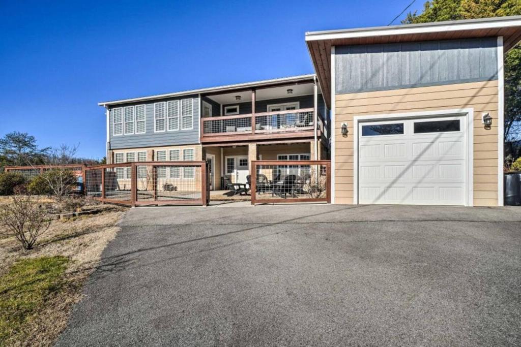 een afbeelding van een huis met een garage bij Absolutely Gorgeous, Modern Retreat W Hot Tub in Sevierville