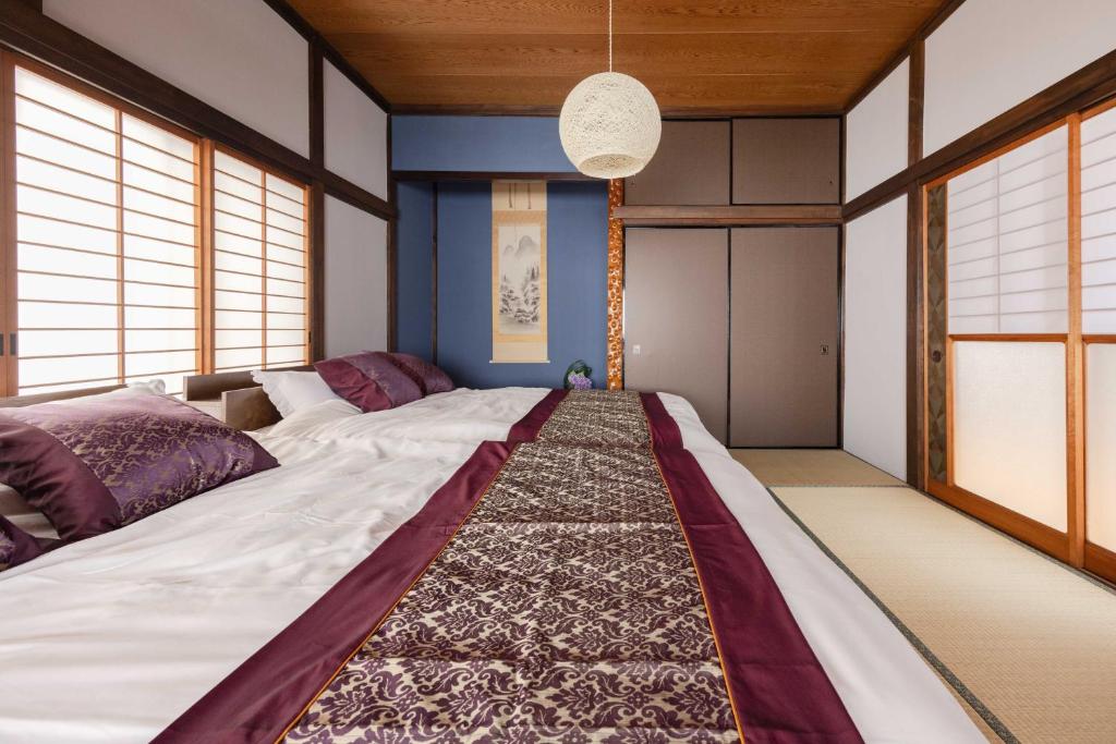 Un pat sau paturi într-o cameră la 東京と富士山の中間-フルリノベ100平米-古民家で暮らす旅-海近-閑静な住宅街-キッズ遊べる遊具- Macchiato SHONAN Vacation Stay-