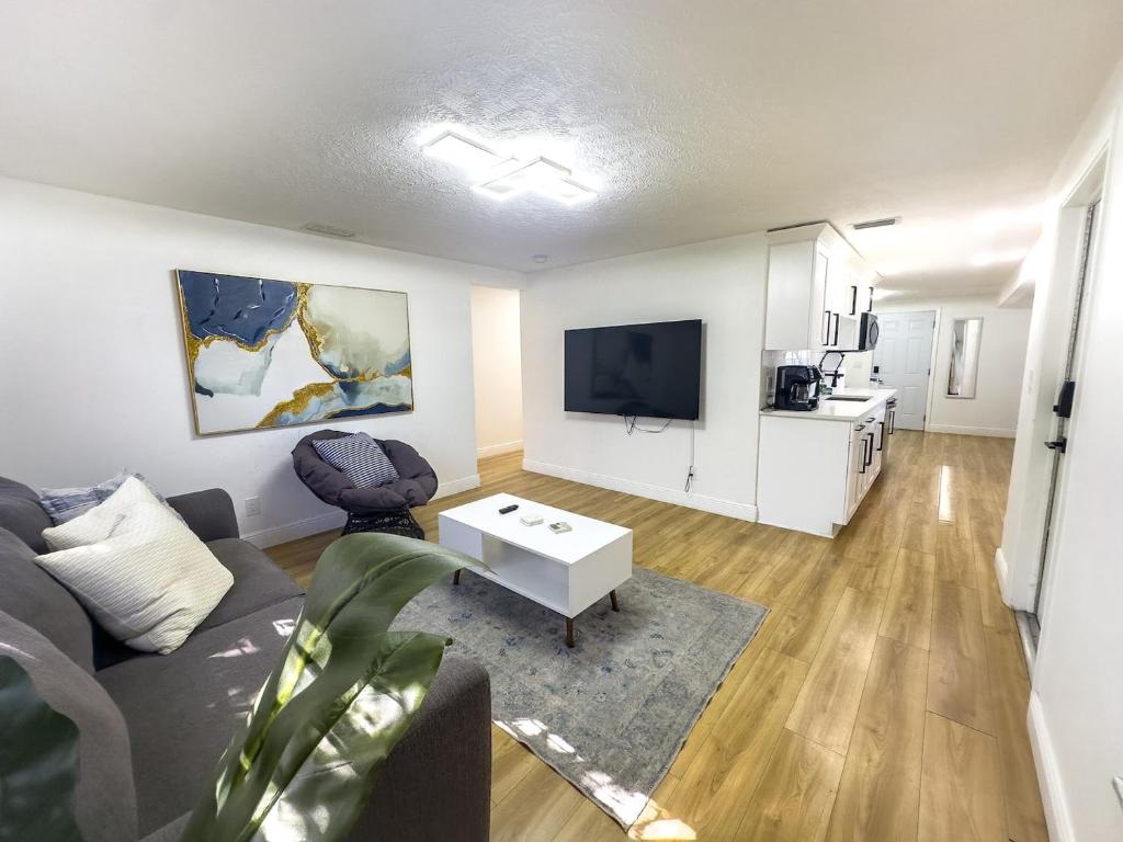 a living room with a couch and a tv at Beautiful&relaxing Central Location 2 Kings in Tampa