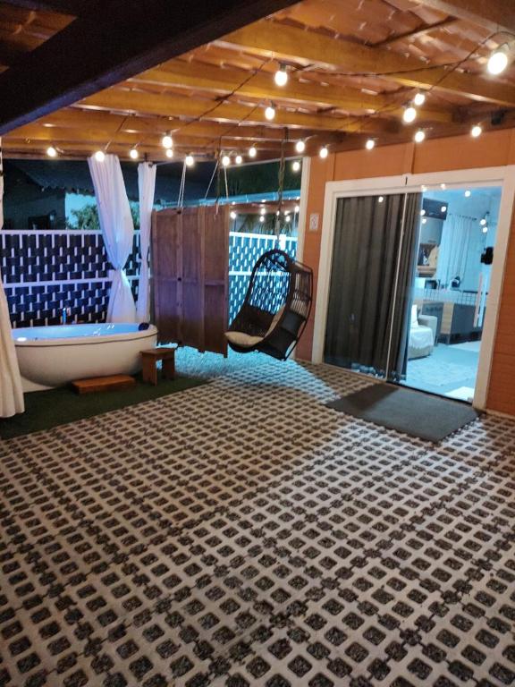 a room with a couch and a chair in a room at CASA CLIMATIZADA COM HIDROMASSAGEM PRÓXIMO BETO CARRERO E PRAIAS - Casa 1 DuMar Hospedagem in Penha