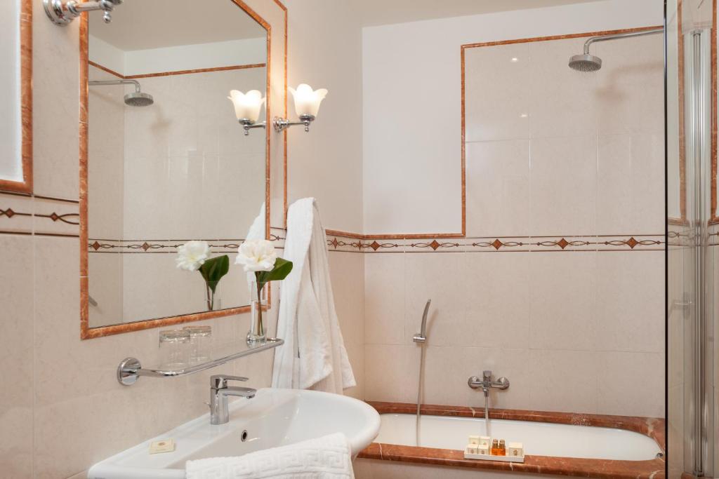 Koupelna v ubytování Hotel Executive